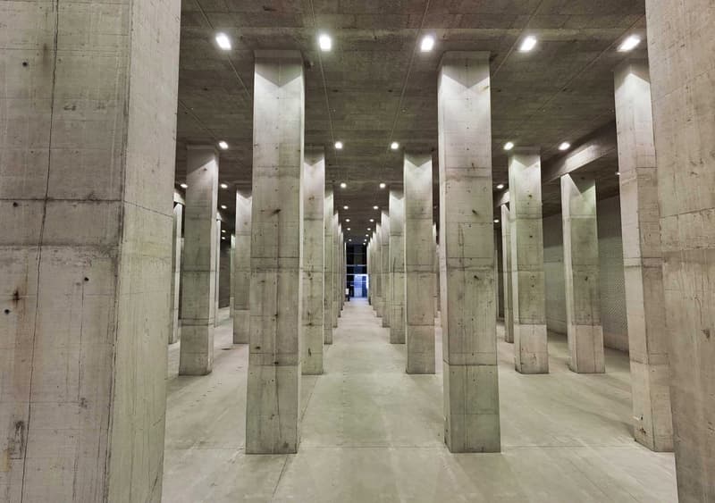 modern, wide hallway, concrete pillars, white lighting
