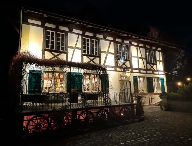 Aussenansicht bei Nacht