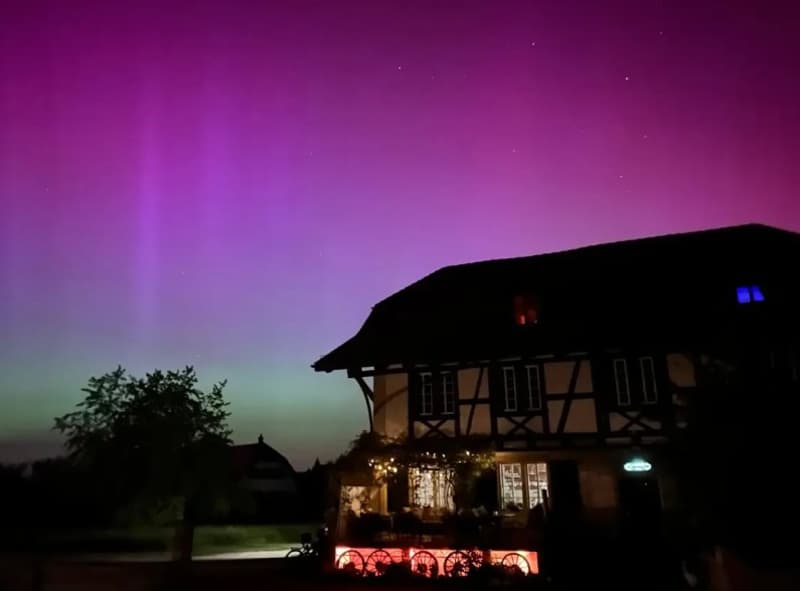Aussenansicht mit "Polarlicher"-Himmel