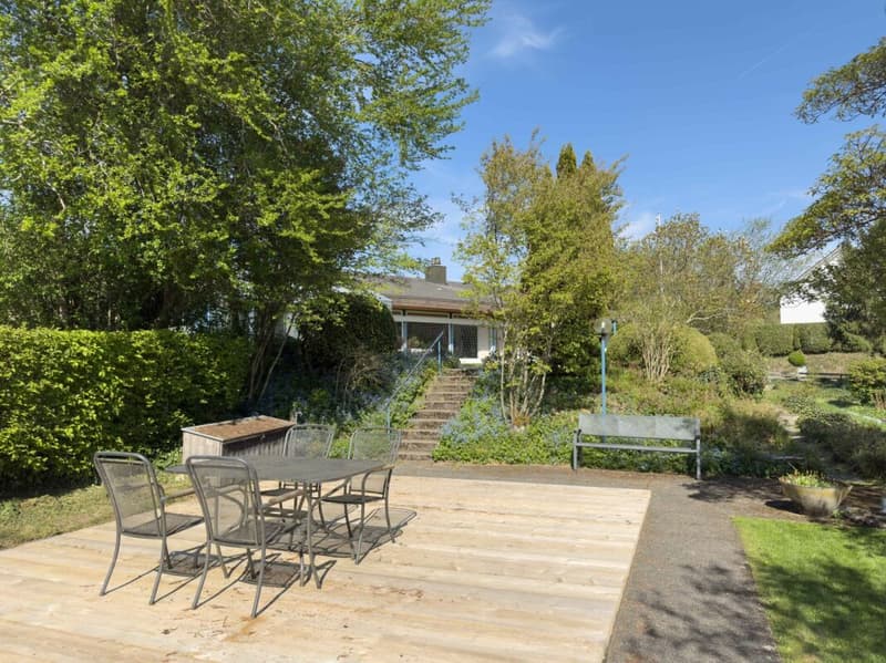 Freistehendes 7-Zimmer-Einfamilienhaus mit luxuriösem Wintergarten, schönem Umschwung und Aussenschwimmbad (2)
