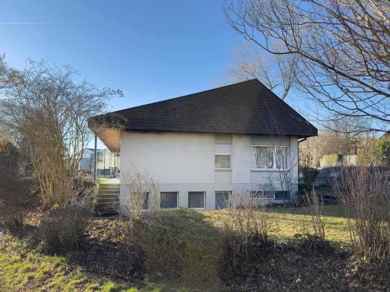 Freistehendes 7-Zimmer-Einfamilienhaus mit luxuriösem Wintergarten, schönem Umschwung und Aussenschwimmbad (36)