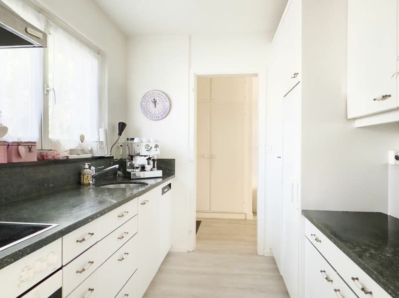 Freistehendes 6-Zimmer Einfamilienhaus im Landhausstil mit Swimmingpool und Garage sowie 3-4 Aussenparkplätzen (10)