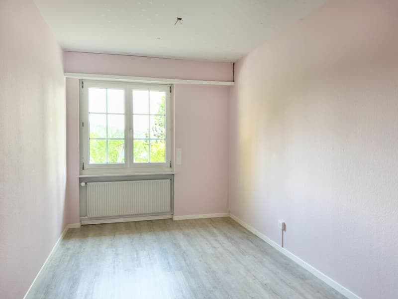 Freistehendes 6-Zimmer Einfamilienhaus im Landhausstil mit Swimmingpool und Garage sowie 3-4 Aussenparkplätzen (18)