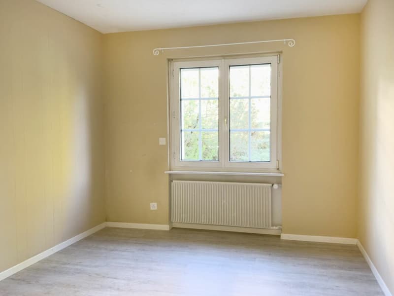Freistehendes 6-Zimmer Einfamilienhaus im Landhausstil mit Swimmingpool und Garage sowie 3-4 Aussenparkplätzen (20)