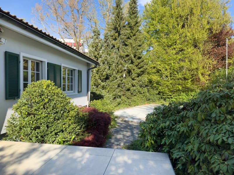 Freistehendes 6-Zimmer Einfamilienhaus im Landhausstil mit Swimmingpool und Garage sowie 3-4 Aussenparkplätzen (30)