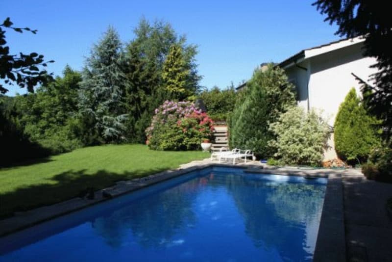 Freistehendes 6-Zimmer Einfamilienhaus im Landhausstil mit Swimmingpool und Garage sowie 3-4 Aussenparkplätzen (28)