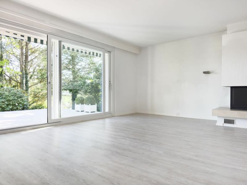 Freistehendes 6-Zimmer Einfamilienhaus im Landhausstil mit Swimmingpool und Garage sowie 3-4 Aussenparkplätzen (5)