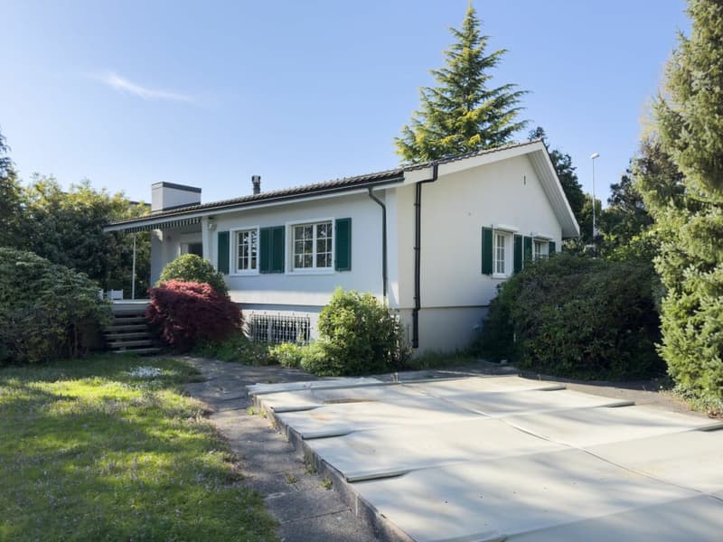 Freistehendes 6-Zimmer Einfamilienhaus im Landhausstil mit Swimmingpool und Garage sowie 3-4 Aussenparkplätzen (27)