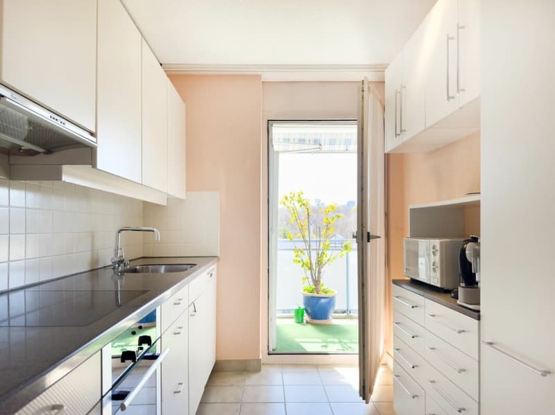 Wohnen in Aare-Nähe: Sonnige 2.5-Zimmerwohnung mit Balkon und Weitsicht (6)