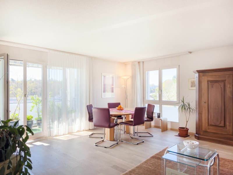 Wohnen in Aare-Nähe: Sonnige 2.5-Zimmerwohnung mit Balkon und Weitsicht (2)