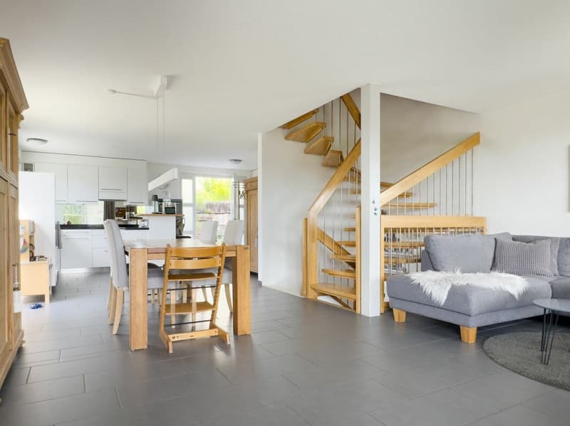 Einseitig angebautes 5.5-Zimmer-Doppeleinfamilienhaus mit pflegeleichtem Umschwung, Aussenparkplatz und Carport (7)