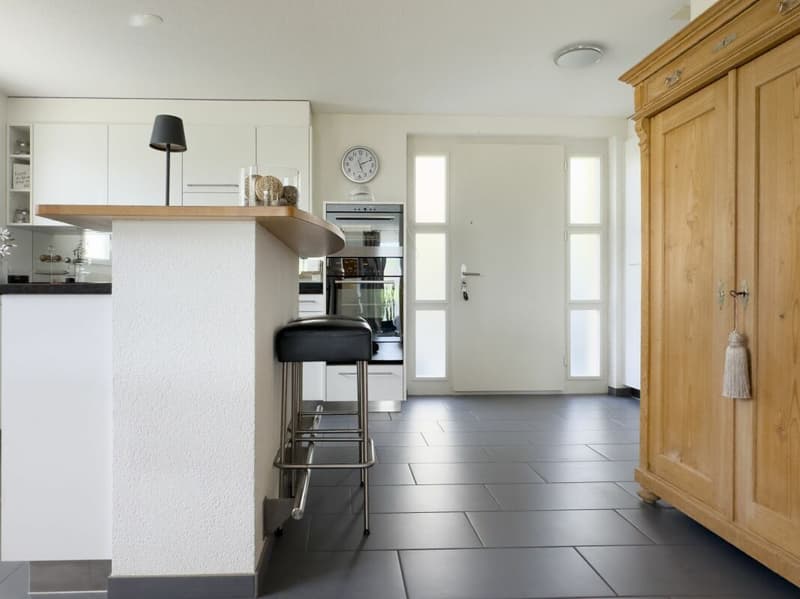 Einseitig angebautes 5.5-Zimmer-Doppeleinfamilienhaus mit pflegeleichtem Umschwung, Aussenparkplatz und Carport (6)