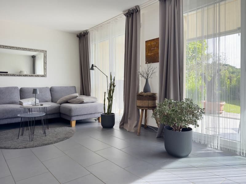 Einseitig angebautes 5.5-Zimmer-Doppeleinfamilienhaus mit pflegeleichtem Umschwung, Aussenparkplatz und Carport (3)