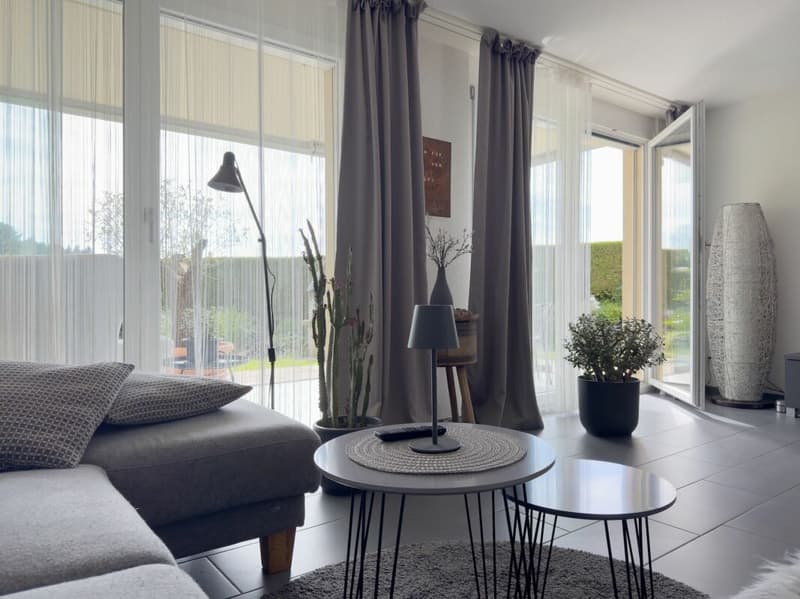 Einseitig angebautes 5.5-Zimmer-Doppeleinfamilienhaus mit pflegeleichtem Umschwung, Aussenparkplatz und Carport (4)
