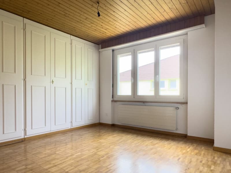 Freistehendes 6-Zimmer-Einfamilienhaus mit schöner Gartenanlage, Balkon, Garage und Vorplatz mit Parkplatzmöglichkeiten (17)