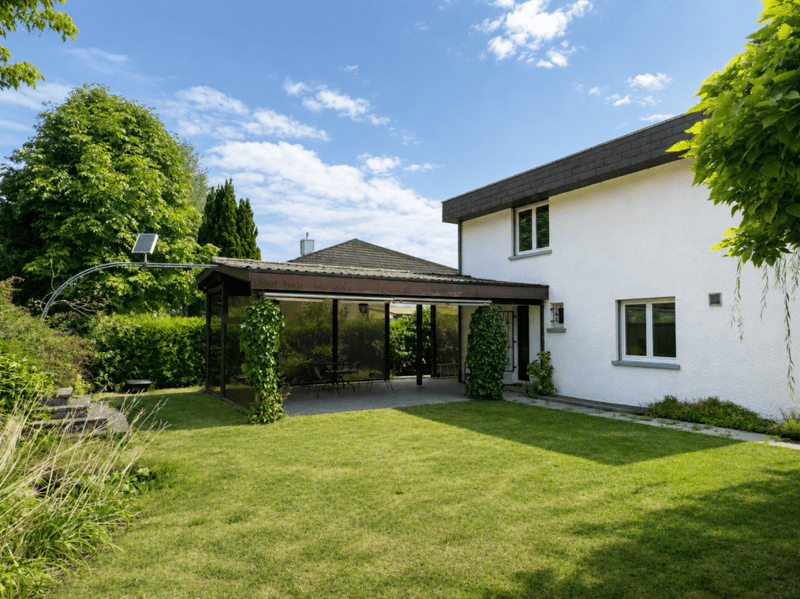 Freistehendes 6-Zimmer-Einfamilienhaus mit schöner Gartenanlage, Balkon, Garage und Vorplatz mit Parkplatzmöglichkeiten (2)