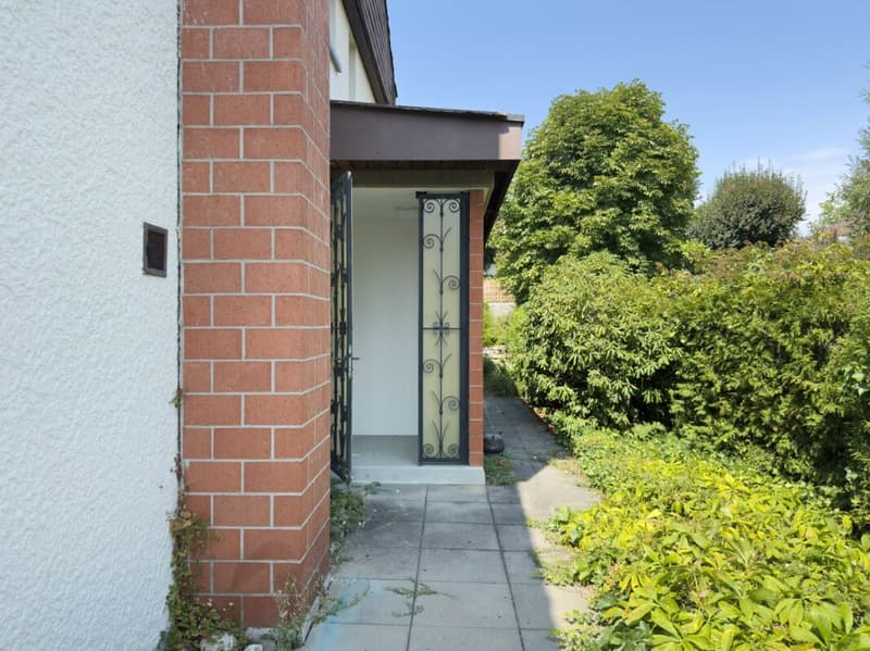 Freistehendes 6-Zimmer-Einfamilienhaus mit schöner Gartenanlage, Balkon, Garage und Vorplatz mit Parkplatzmöglichkeiten (3)