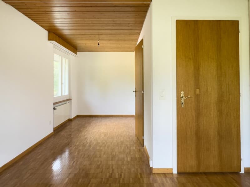 Freistehendes 6-Zimmer-Einfamilienhaus mit schöner Gartenanlage, Balkon, Garage und Vorplatz mit Parkplatzmöglichkeiten (12)