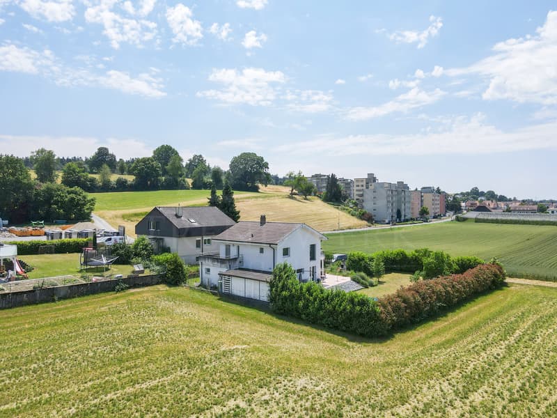 Freistehendes Einfamilienhaus mit unverbaubarer Aussicht in Büetigen (1)