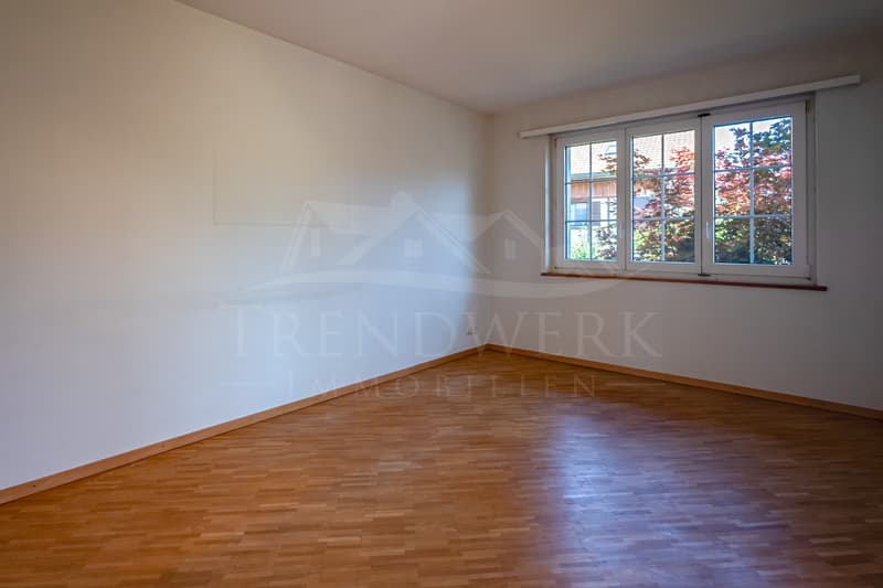 4.5 Zimmer Doppelhaushälfte mit viel Platz und Garten in Niedermuhlern (7)