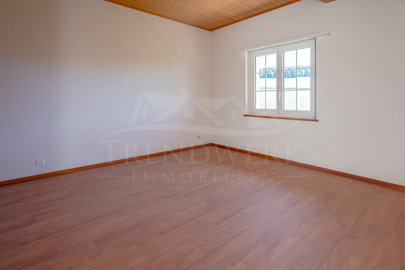 4.5 Zimmer Doppelhaushälfte mit viel Platz und Garten in Niedermuhlern (9)