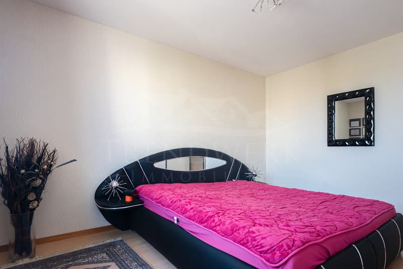 Ruhiges 6-Zimmer-Reiheneinfamilienhaus mit Pool & Garage in Wünnewil (6)