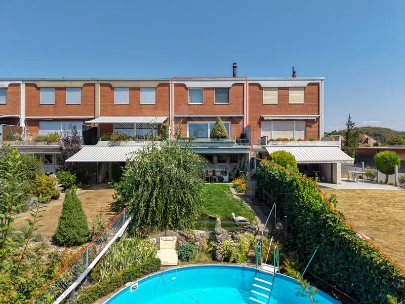 Ruhiges 6-Zimmer-Reiheneinfamilienhaus mit Pool & Garage in Wünnewil (1)