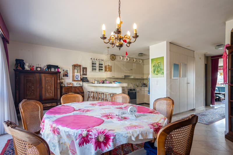 Ruhiges 6-Zimmer-Reiheneinfamilienhaus mit Pool & Garage in Wünnewil (5)