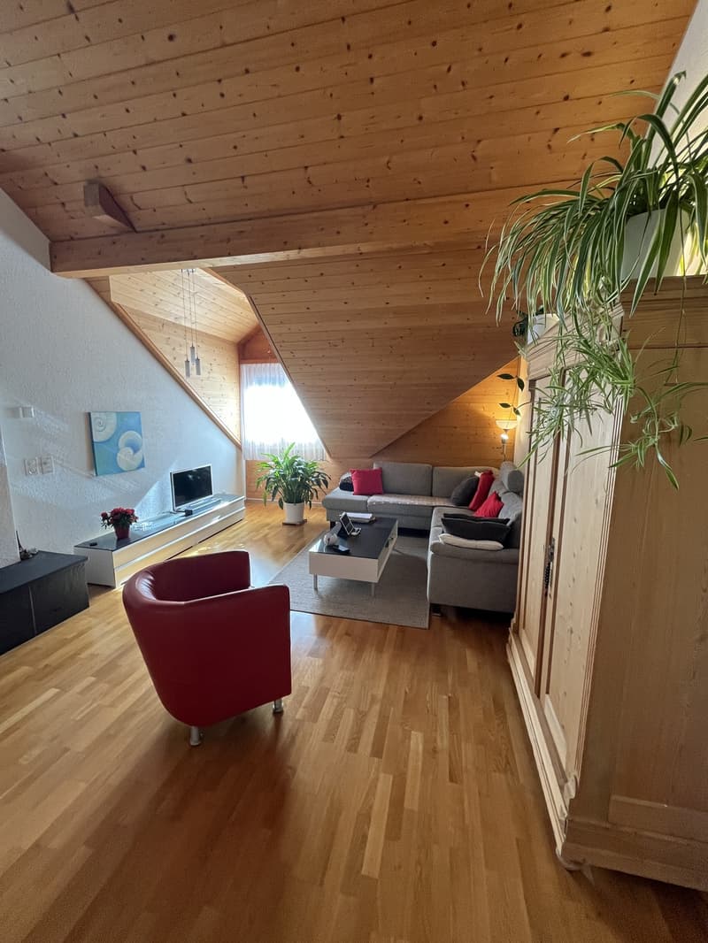 Charmante 3.5-Zimmer-Dachwohnung im 4. Obergeschoss in Meiringen (2)