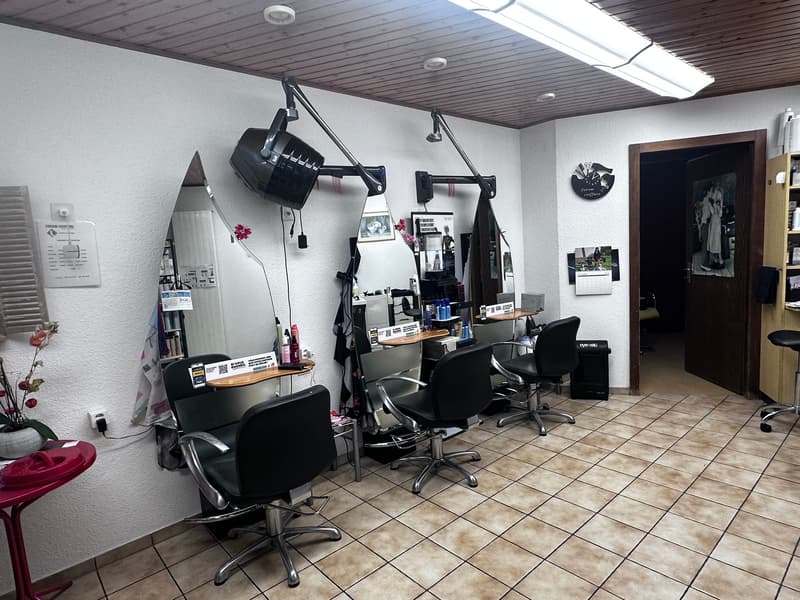Salon de coiffure avec fonds de commerce et kiosque à vendre – Activité clé en main avec clientèle (3)