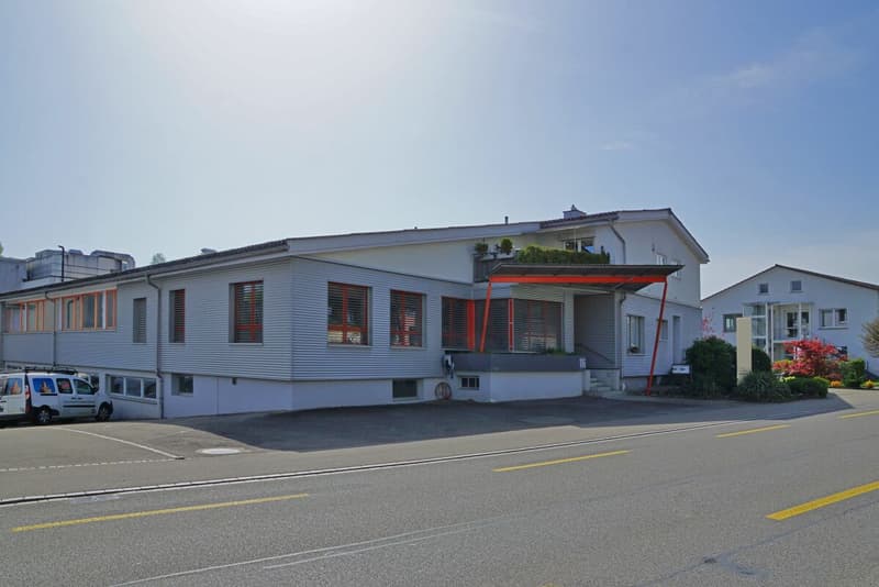 Gewerbeliegenschaft mit Einliegerwohnung, Garagen und Parkplätzen