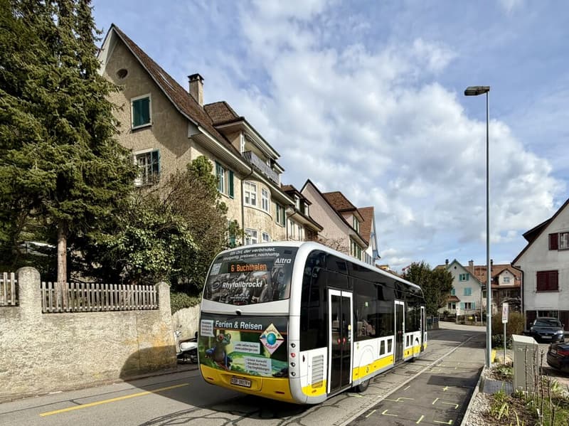 Aussen mit Bus