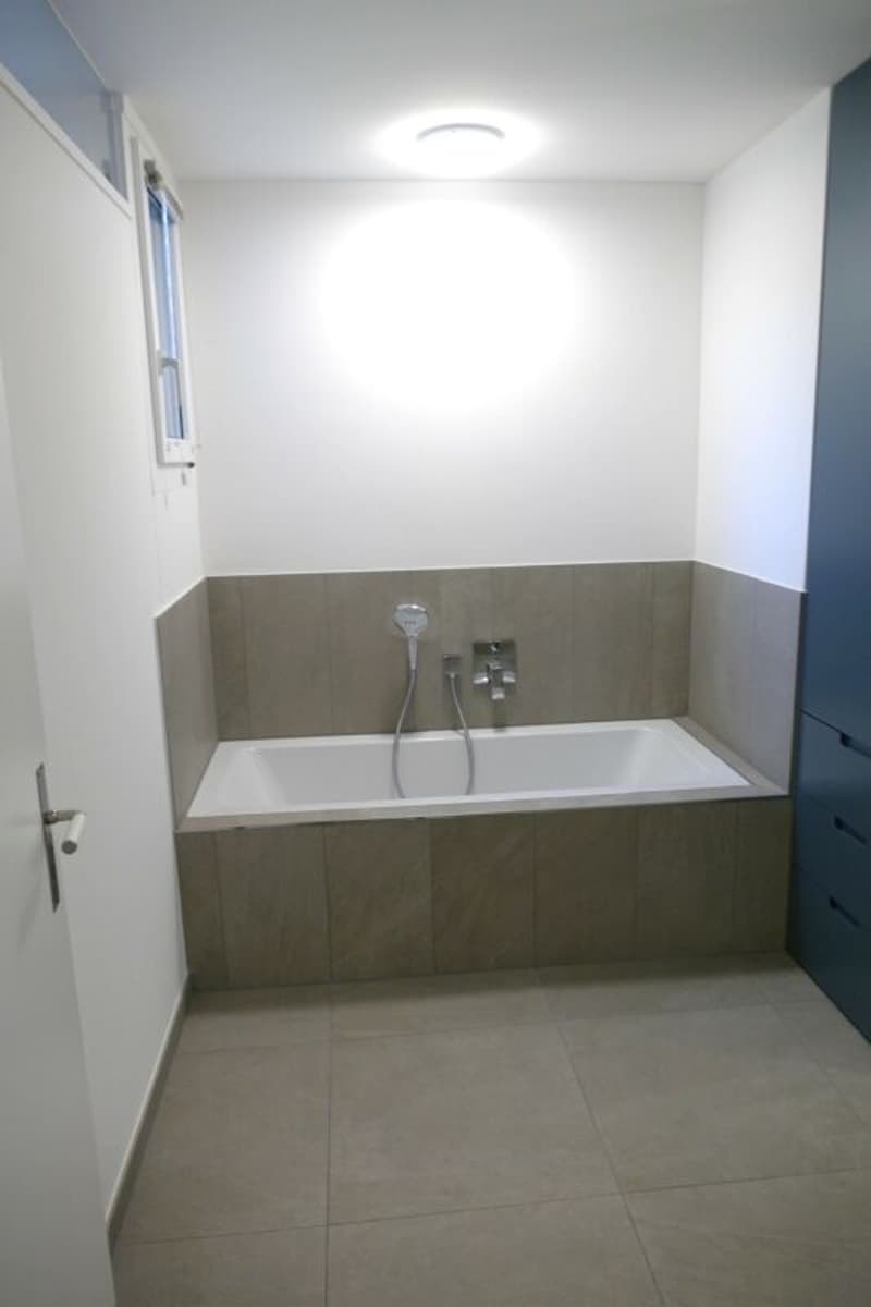 Badewanne in Badezimmer im UG