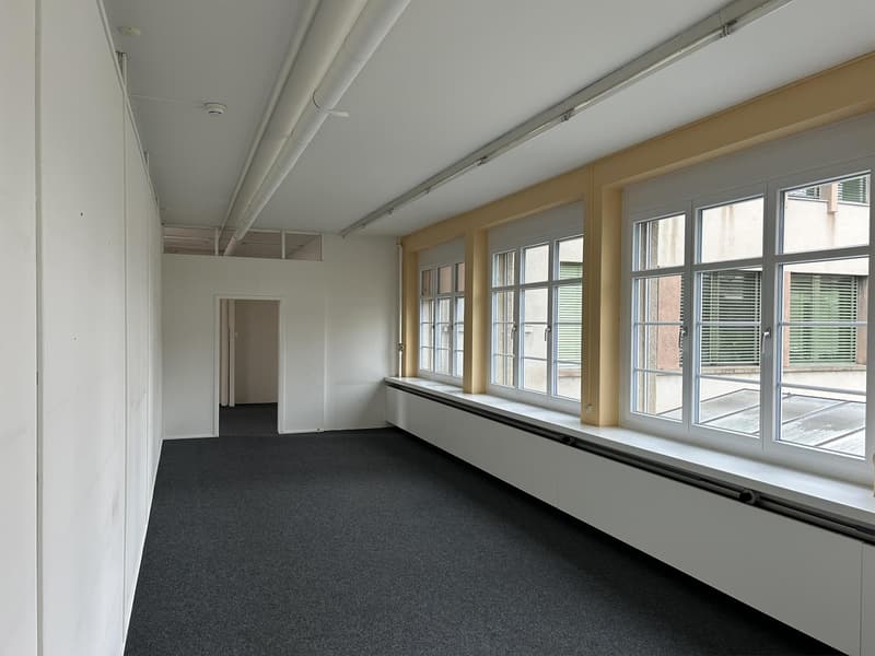 Büro links, Blick zum Eingang
