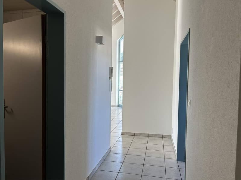 Eingang mit Blick Richtung Wohnzimmer