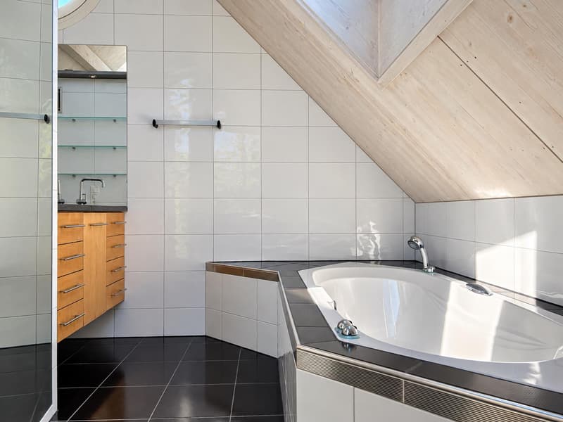 Blick ins Bad Dachgeschoss mit Badewanne