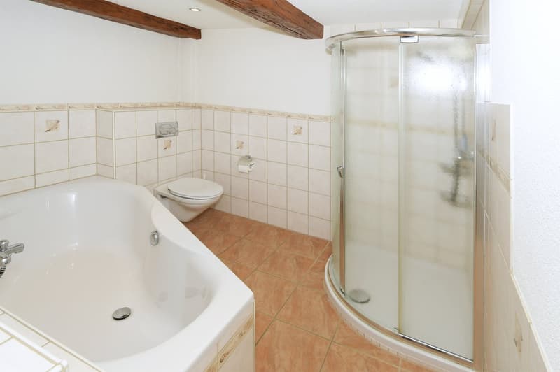 Eckwanne und Dusche