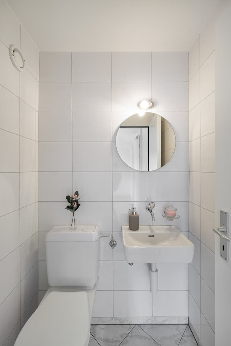 separates WC