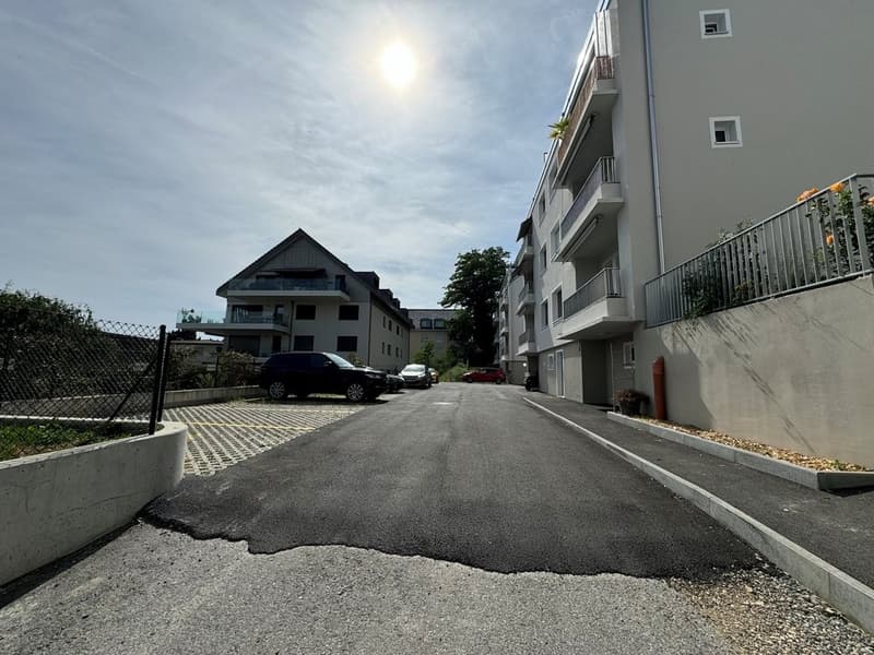 Places_de_parc_exterieures_en_haut_de_la_rampe.jpg