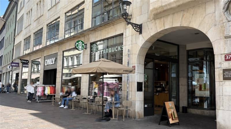 Strassenszene_mit_Cafe_und_Geschaeften_1.png