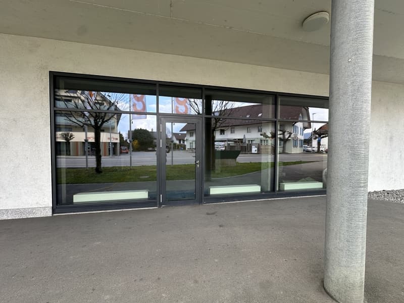 Espaces commerciaux attractifs dans le centre animé de Studen BE, emplacement idéal pour votre réussite commerciale (4)