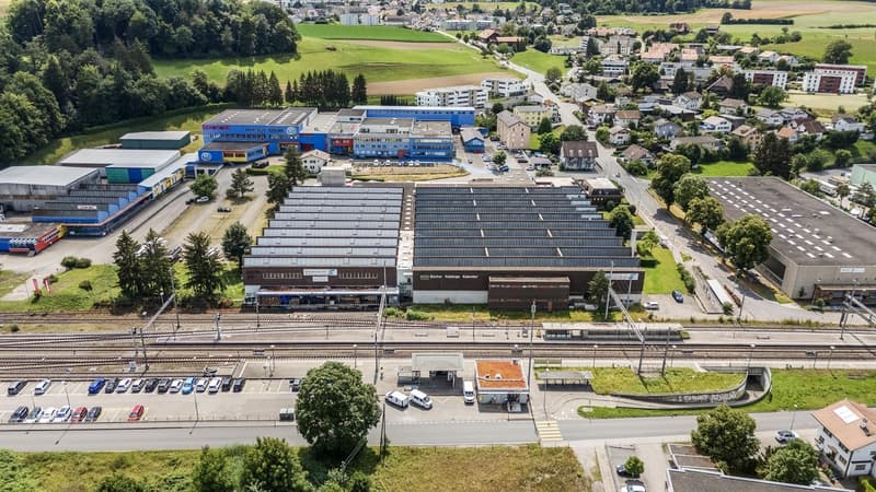 Spacious commercial spaces including practical loading ramps in Schmitten FR (12)