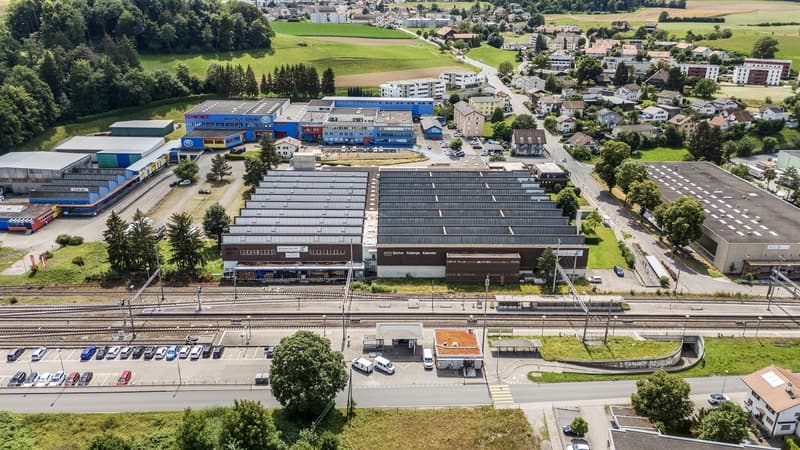 Spacious storage areas including practical loading ramps in Schmitten FR (12)