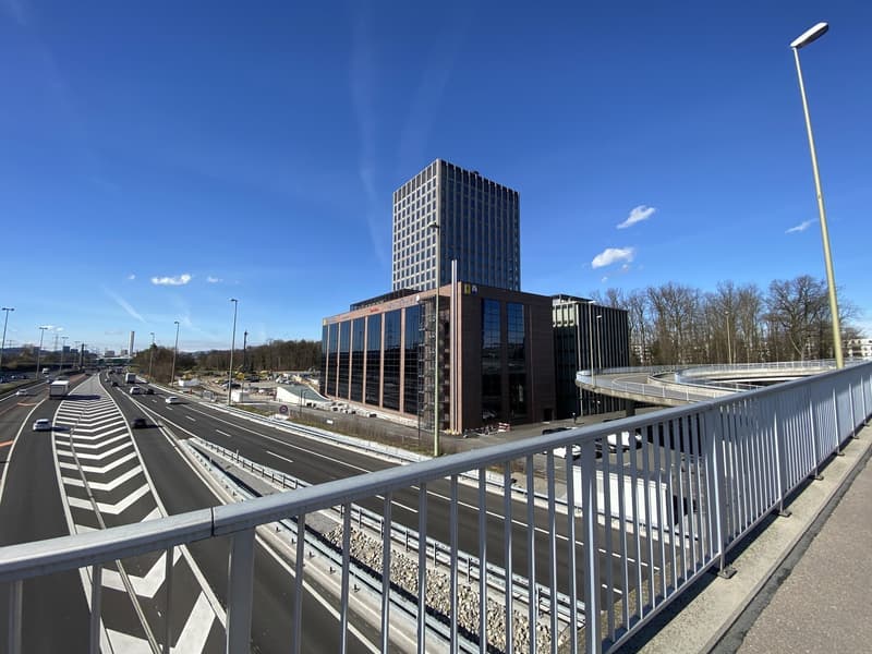 Exklusive Büro- und Showroomflächen mit Autolift bis zu 5'700 m² (2)