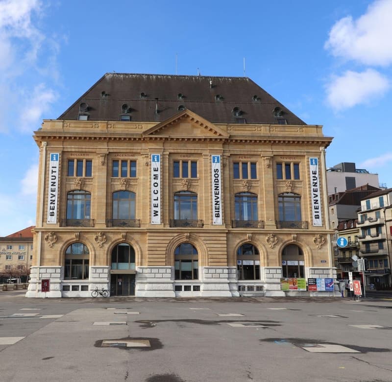 A louer à l'Hôtel des Postes à Neuchâtel une surface de 270 m2 (1)