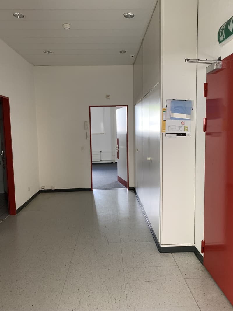 Bureau lumineux au 2 étage  Montreux centre, bail de durée déterminée (3)