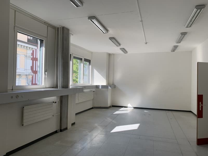 Bureau lumineux au 2 étage  Montreux centre, bail de durée déterminée (8)