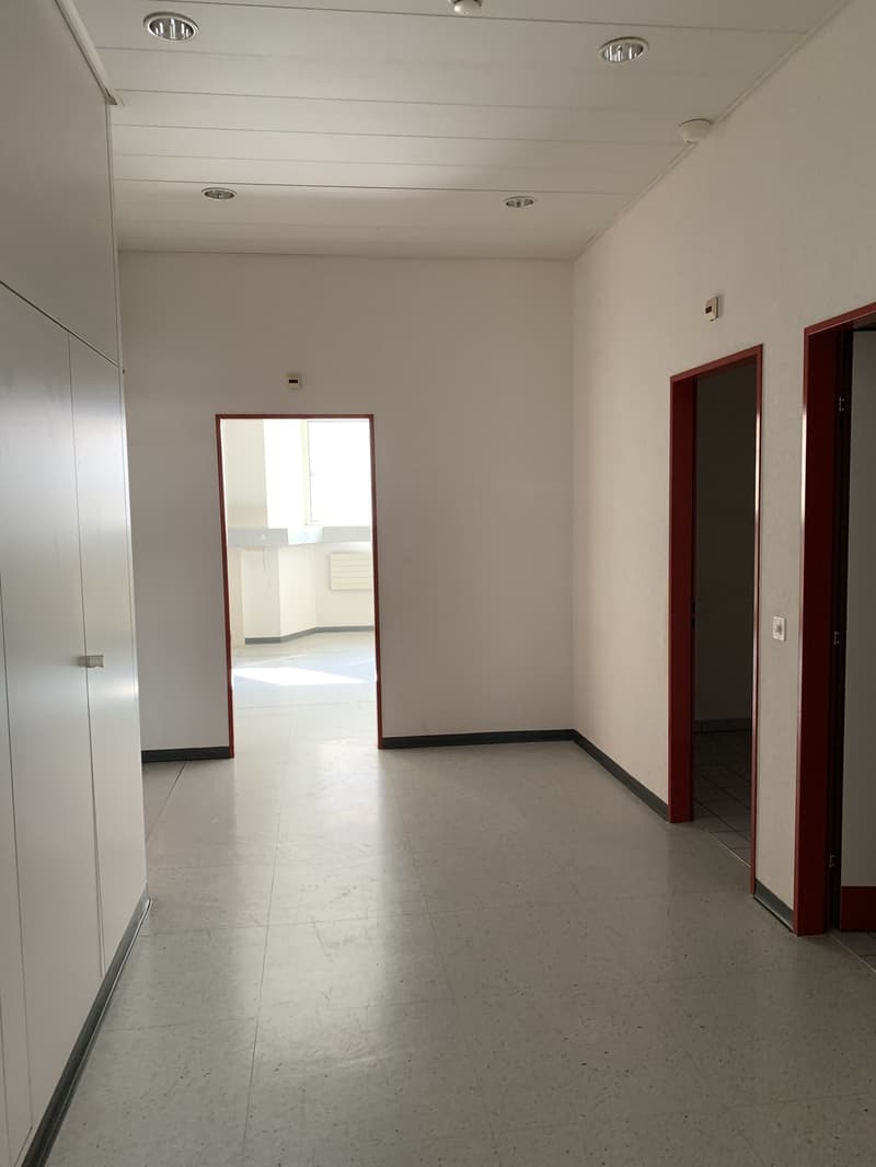 Bureau lumineux au 2 étage  Montreux centre, bail de durée déterminée (4)