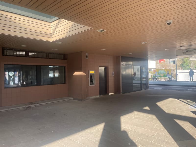 Spazio commerciale attraente in posizione privilegiata a Therwil (1)