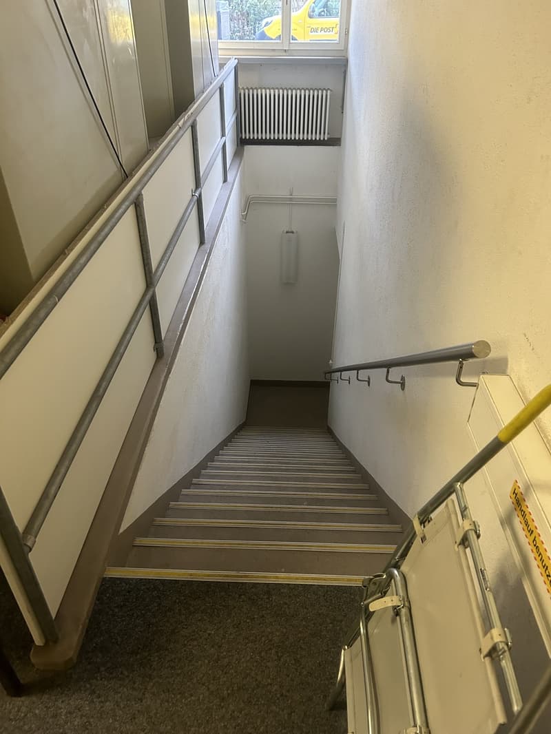 Spazio commerciale al piano terra e deposito/WC al 1° seminterrato, totale ca. 146m2 più area di consegna (10)